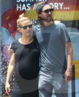 EXKLUSIV - Happy Family: Schwangere Kate Hudson mit ihren Boys in Brentwood unterwegs
