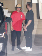 EXKLUSIV - Umarmungen von freundlichem Justin Bieber nach dem Kirchenbesuch
