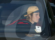 EXKLUSIV - Umarmungen von freundlichem Justin Bieber nach dem Kirchenbesuch