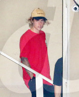 EXKLUSIV - Umarmungen von freundlichem Justin Bieber nach dem Kirchenbesuch