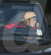 EXKLUSIV - Umarmungen von freundlichem Justin Bieber nach dem Kirchenbesuch