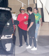 EXKLUSIV - Umarmungen von freundlichem Justin Bieber nach dem Kirchenbesuch