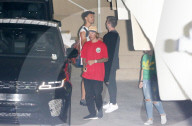EXKLUSIV - Umarmungen von freundlichem Justin Bieber nach dem Kirchenbesuch