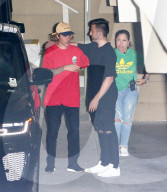 EXKLUSIV - Umarmungen von freundlichem Justin Bieber nach dem Kirchenbesuch