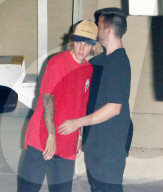 EXKLUSIV - Umarmungen von freundlichem Justin Bieber nach dem Kirchenbesuch