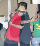 EXKLUSIV - Umarmungen von freundlichem Justin Bieber nach dem Kirchenbesuch