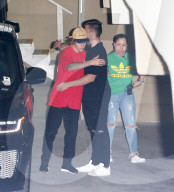 EXKLUSIV - Umarmungen von freundlichem Justin Bieber nach dem Kirchenbesuch