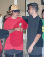 EXKLUSIV - Umarmungen von freundlichem Justin Bieber nach dem Kirchenbesuch