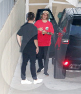 EXKLUSIV - Umarmungen von freundlichem Justin Bieber nach dem Kirchenbesuch
