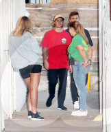 EXKLUSIV - Umarmungen von freundlichem Justin Bieber nach dem Kirchenbesuch