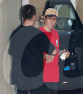EXKLUSIV - Umarmungen von freundlichem Justin Bieber nach dem Kirchenbesuch