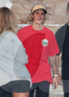 EXKLUSIV - Umarmungen von freundlichem Justin Bieber nach dem Kirchenbesuch