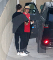 EXKLUSIV - Umarmungen von freundlichem Justin Bieber nach dem Kirchenbesuch