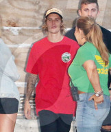 EXKLUSIV - Umarmungen von freundlichem Justin Bieber nach dem Kirchenbesuch