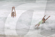 EXKLUSIV - Alessandra Ambrosio im Weissen Bikini mit der Familie am Beach von San Diego 