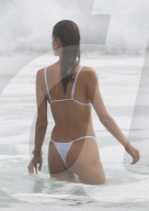 EXKLUSIV - Alessandra Ambrosio im Weissen Bikini mit der Familie am Beach von San Diego 