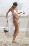 EXKLUSIV - Alessandra Ambrosio im Weissen Bikini mit der Familie am Beach von San Diego 