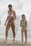 EXKLUSIV - Alessandra Ambrosio im Weissen Bikini mit der Familie am Beach von San Diego 