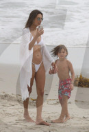 EXKLUSIV - Alessandra Ambrosio im Weissen Bikini mit der Familie am Beach von San Diego 