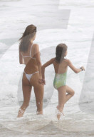 EXKLUSIV - Alessandra Ambrosio im Weissen Bikini mit der Familie am Beach von San Diego 