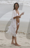 EXKLUSIV - Alessandra Ambrosio im Weissen Bikini mit der Familie am Beach von San Diego 