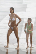 EXKLUSIV - Alessandra Ambrosio im Weissen Bikini mit der Familie am Beach von San Diego 