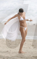 EXKLUSIV - Alessandra Ambrosio im Weissen Bikini mit der Familie am Beach von San Diego 