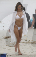 EXKLUSIV - Alessandra Ambrosio im Weissen Bikini mit der Familie am Beach von San Diego 