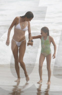 EXKLUSIV - Alessandra Ambrosio im Weissen Bikini mit der Familie am Beach von San Diego 