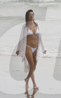 EXKLUSIV - Alessandra Ambrosio im Weissen Bikini mit der Familie am Beach von San Diego 