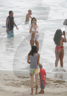 EXKLUSIV - Alessandra Ambrosio im Weissen Bikini mit der Familie am Beach von San Diego 
