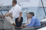 EXKLUSIV - St.Tropez: Courtney Love springt beim Club 55 in die Fluten