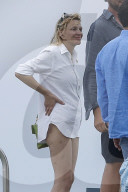 EXKLUSIV - St.Tropez: Courtney Love springt beim Club 55 in die Fluten