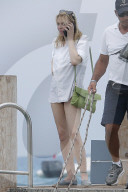 EXKLUSIV - St.Tropez: Courtney Love springt beim Club 55 in die Fluten