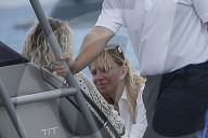 EXKLUSIV - St.Tropez: Courtney Love springt beim Club 55 in die Fluten