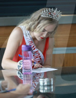 FEATURE - Auch ein Quiz gehört zur Wettbewerbs-Aufgabe der künftigen Miss England