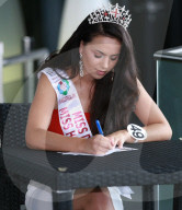 FEATURE - Auch ein Quiz gehört zur Wettbewerbs-Aufgabe der künftigen Miss England