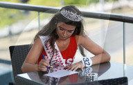 FEATURE - Auch ein Quiz gehört zur Wettbewerbs-Aufgabe der künftigen Miss England