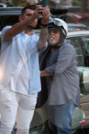 EXKLUSIV - Billy Joel raucht eine Zigarette und trifft Fans in den Hamptons