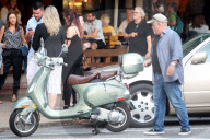 EXKLUSIV - Billy Joel raucht eine Zigarette und trifft Fans in den Hamptons