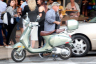 EXKLUSIV - Billy Joel raucht eine Zigarette und trifft Fans in den Hamptons