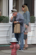 EXKLUSIV - Billy Joel raucht eine Zigarette und trifft Fans in den Hamptons