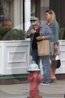 EXKLUSIV - Billy Joel raucht eine Zigarette und trifft Fans in den Hamptons