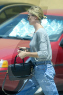 EXKLUSIV - Charlize Theron in Los Angeles unterwegs