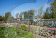 FEATURE - Ehemaliges lettischen Exilanten Heim und Turberkulose Krankenhaus steht zum Verkauf 