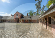 FEATURE - Ehemaliges lettischen Exilanten Heim und Turberkulose Krankenhaus steht zum Verkauf 