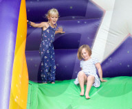 PEOPLE - Royal Cousinen Isla Phillips und Mia Grace Tindall am Magic Millions Festival in Gatcombe