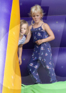 PEOPLE - Zara und Mike Tindall turteln am Magic Millions Festival 