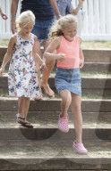 PEOPLE - Zara und Mike Tindall turteln am Magic Millions Festival 