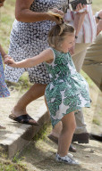PEOPLE - Zara und Mike Tindall turteln am Magic Millions Festival 